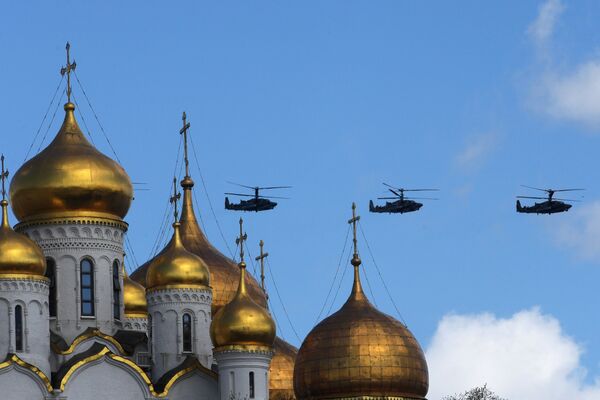 Ударные вертолеты Ка-52 Аллигатор на репетиции воздушной части парада Победы в Москве Ударные вертолеты Ка-52 Аллигатор на репетиции воздушной части парада Победы в Москве
