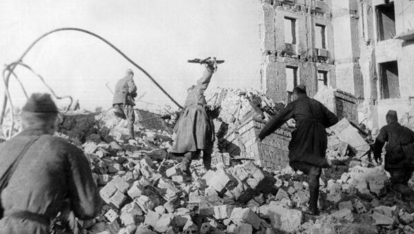 Освобождение Сталинграда. Бои на улицах города. Иллюстрация из книги Бессмертный полк Освобождение Сталинграда. Бои на улицах города. Иллюстрация из книги Бессмертный полк
