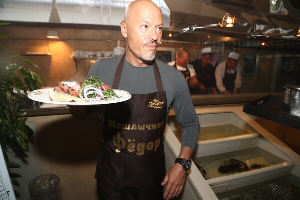 Актер и режиссер Федор Бондарчук на празднике шашлыка в ресторане Bistrot в Москве Актер и режиссер Федор Бондарчук на празднике шашлыка в ресторане Bistrot в Москве