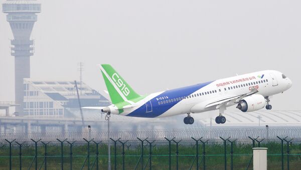 Китайский авиалайнер C919 вылетает из международного аэропорта Пудун, Китай. 5 мая 2017 Китайский авиалайнер C919 вылетает из международного аэропорта Пудун, Китай. 5 мая 2017
