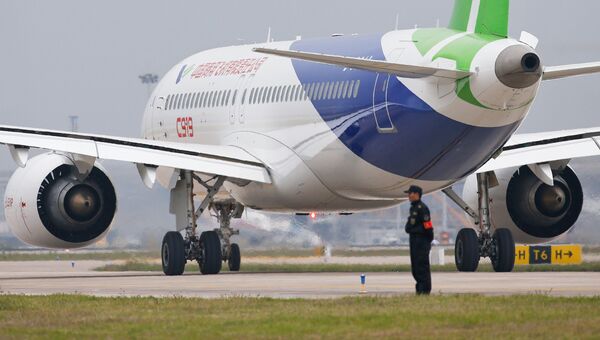 Китайский авиалайнер C919 в международном аэропорту Пудун в Шанхае Китайский авиалайнер C919 в международном аэропорту Пудун в Шанхае