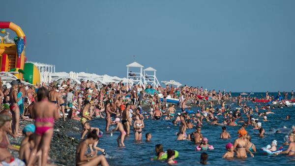 Отдыхающие на пляже в Сочи Отдыхающие на пляже в Сочи