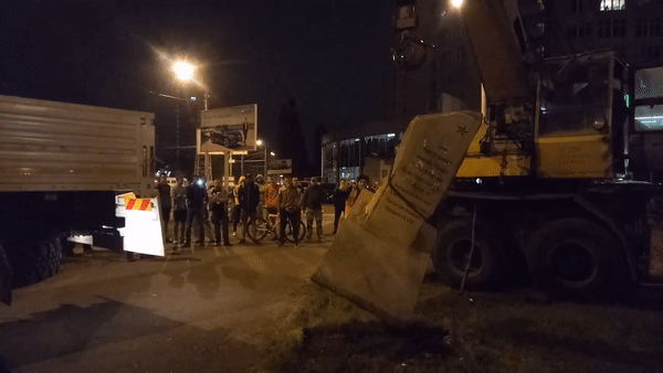 В Одессе демонтировали памятный камень маршалу Жукову В Одессе демонтировали памятный камень маршалу Жукову