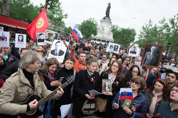 Участники марша Бессмертный полк в Париже, возглавляемого послом России во Франции Александром Орловым, следуют от площади Республики на кладбище Пер-Лашез для возложения цветов к могиле Неизвестного солдата Участники марша Бессмертный полк в Париже, возглавляемого послом России во Франции Александром Орловым, следуют от площади Республики на кладбище Пер-Лашез для возложения цветов к могиле Неизвестного солдата