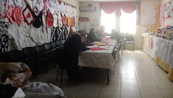 Комната для занятий вышивкой и плетения кружев в лагере для беженцев в Килисе. Здесь сидят вдовы сирийцев, погибших на войне Комната для занятий вышивкой и плетения кружев в лагере для беженцев в Килисе. Здесь сидят вдовы сирийцев, погибших на войне