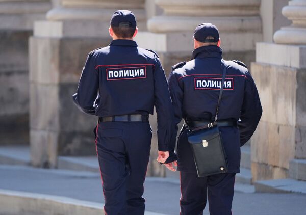 Сотрудники полиции на улице Москвы Сотрудники полиции на улице Москвы