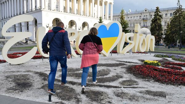 Вытоптанная клумба с символикой Евровидения в центре Киева. Архивное фото Вытоптанная клумба с символикой Евровидения в центре Киева. Архивное фото