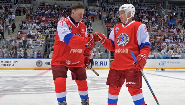 Президент РФ Владимир Путин и генеральный директор Спортивно-развлекательного квартала Парк легенд Алексей Касатонов в гала-матче VI Всероссийского фестиваля Ночной хоккейной лиги Президент РФ Владимир Путин и генеральный директор Спортивно-развлекательного квартала Парк легенд Алексей Касатонов в гала-матче VI Всероссийского фестиваля Ночной хоккейной лиги