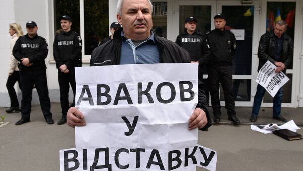 Участник акции протеста с требованием отставки главы МВД Арсена Авакова у здания министерства внутренних дел Украины в Киеве. 11 мая 2017 Участник акции протеста с требованием отставки главы МВД Арсена Авакова у здания министерства внутренних дел Украины в Киеве. 11 мая 2017