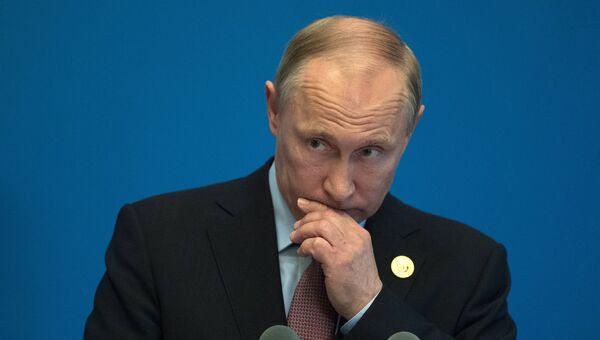 Президент РФ Владимир Путин во время пресс подхода к российским СМИ по итогам участия в Международном форуме Один пояс, один путь. 15 мая 2017 Президент РФ Владимир Путин во время пресс подхода к российским СМИ по итогам участия в Международном форуме Один пояс, один путь. 15 мая 2017