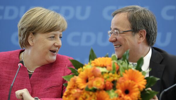 Канцлер Германии Ангела Меркель и основной кандидат ХДС Армин Лашет после объявления результатов голосования на региональных выборах в федеральной земле Северный Рейн-Вестфалия, Германия. 15 мая 2017 года Канцлер Германии Ангела Меркель и основной кандидат ХДС Армин Лашет после объявления результатов голосования на региональных выборах в федеральной земле Северный Рейн-Вестфалия, Германия. 15 мая 2017 года
