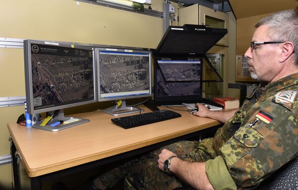 Военнослужащий Бундесвера на авиабазе в Инджирлик, Турция Военнослужащий Бундесвера на авиабазе в Инджирлик, Турция