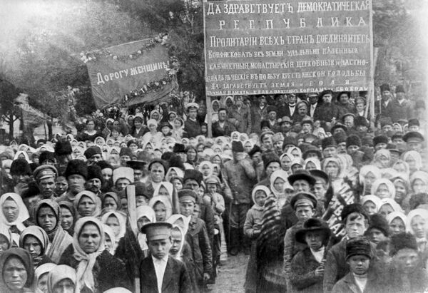 Демонстрация крестьян в поддержку февральской буржуазно-демократической революции в Сибири. Июнь-июль 1917 года Демонстрация крестьян в поддержку февральской буржуазно-демократической революции в Сибири. Июнь-июль 1917 года