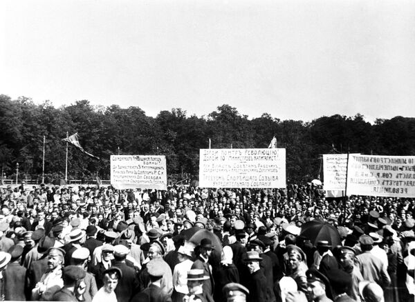 Демонстрация в Петрограде 18 июня 1917 года, проходившая под лозунгами Вся власть Советам, Долой министров капиталистов Демонстрация в Петрограде 18 июня 1917 года, проходившая под лозунгами Вся власть Советам, Долой министров капиталистов