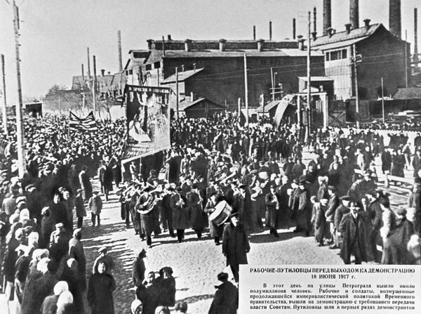 18 июня 1917 года на политическую демонстрацию в Петрограде вышло более полумиллиона человек 18 июня 1917 года на политическую демонстрацию в Петрограде вышло более полумиллиона человек