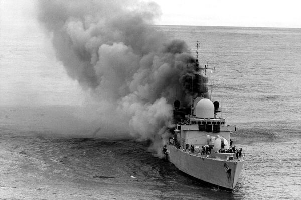 Британский эсминец HMS Sheffield после попадания в него ракеты аргентинских ВВС. 4 мая 1982 Британский эсминец HMS Sheffield после попадания в него ракеты аргентинских ВВС. 4 мая 1982
