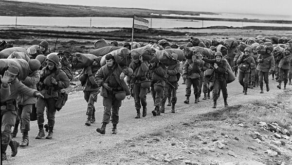 Солдаты аргентинской армии в Порт-Стэнли. 13 апреля 1982 Солдаты аргентинской армии в Порт-Стэнли. 13 апреля 1982