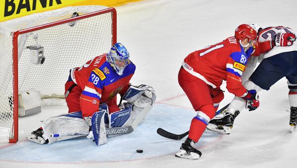 Вратарь сборной России Андрей Василевский в матче группового этапа чемпионата мира по хоккею 2017 между сборными командами России и США Вратарь сборной России Андрей Василевский в матче группового этапа чемпионата мира по хоккею 2017 между сборными командами России и США