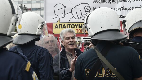 Столкновения между протестующими и полицией во время 24-часовой забастовки в Афинах, Греция. 17 мая 2017 Столкновения между протестующими и полицией во время 24-часовой забастовки в Афинах, Греция. 17 мая 2017