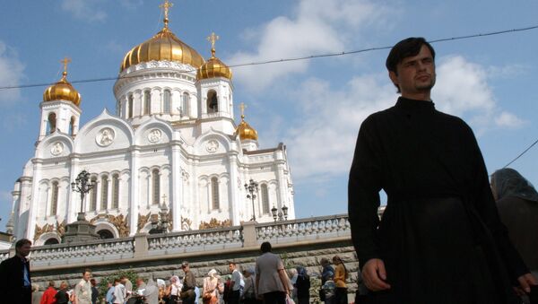 Очередь к мощам в храм Христа Спасителя. Архивное фото Очередь к мощам в храм Христа Спасителя. Архивное фото