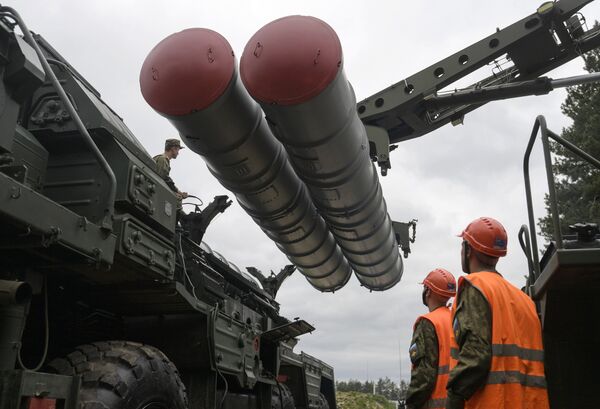 Перезарядка зенитного ракетного комплекса С-400 Триумф во время учений подразделений ракетного полка по выполнению задач боевого дежурства в Московской области Перезарядка зенитного ракетного комплекса С-400 Триумф во время учений подразделений ракетного полка по выполнению задач боевого дежурства в Московской области