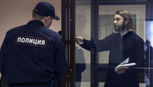Священник Глеб Грозовский, обвиняемый в педофилии, на заседании в Санкт-Петербургском городском суде. 19 мая 2017 Священник Глеб Грозовский, обвиняемый в педофилии, на заседании в Санкт-Петербургском городском суде. 19 мая 2017