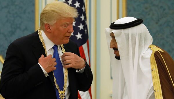 Король Саудовской Аравии наградил Дональда Трампа орденом короля Абдель Азиза, 20 мая 2017 Король Саудовской Аравии наградил Дональда Трампа орденом короля Абдель Азиза, 20 мая 2017