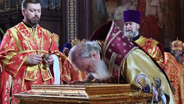 Патриарх Московский и всея Руси Кирилл во время встречи в храме Христа Спасителя ковчега с мощами святителя Николая Чудотворца, доставленного спецбортом из итальянского города Бари Патриарх Московский и всея Руси Кирилл во время встречи в храме Христа Спасителя ковчега с мощами святителя Николая Чудотворца, доставленного спецбортом из итальянского города Бари