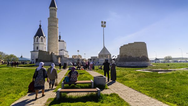 Верующие идут к городищу Булгар Верующие идут к городищу Булгар