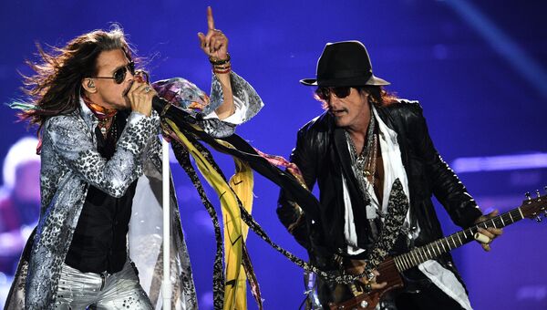 Солист американской группы Aerosmith Стивен Тайлер (слева) и гитарист Джо Перри во время концерта в спорткомплексе Олимпийский в Москве Солист американской группы Aerosmith Стивен Тайлер (слева) и гитарист Джо Перри во время концерта в спорткомплексе Олимпийский в Москве