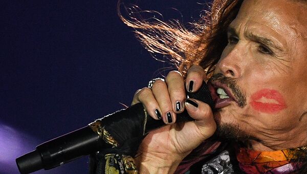 Солист американской группы Aerosmith Стивен Тайлер во время концерта в спорткомплексе Олимпийский в Москве Солист американской группы Aerosmith Стивен Тайлер во время концерта в спорткомплексе Олимпийский в Москве