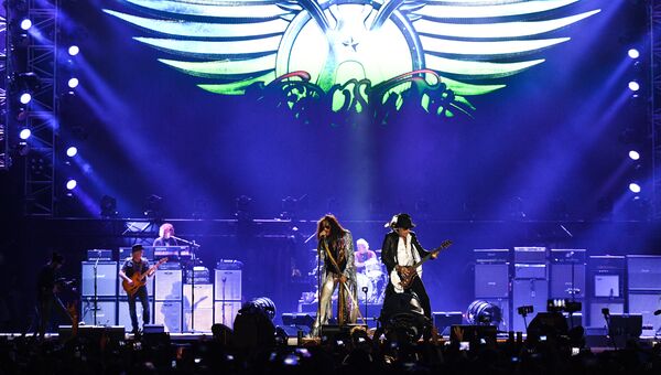 Солист американской группы Aerosmith Стивен Тайлер (слева) во время концерта в спорткомплексе Олимпийский в Москве Солист американской группы Aerosmith Стивен Тайлер (слева) во время концерта в спорткомплексе Олимпийский в Москве