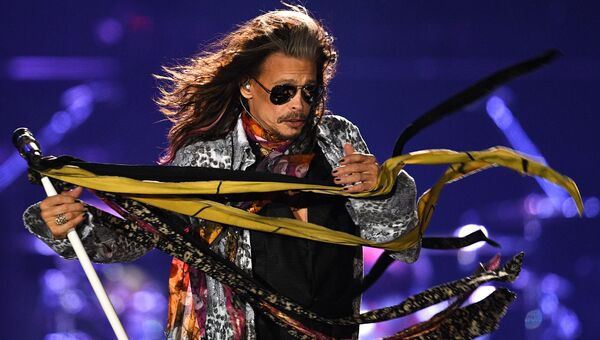 Солист американской группы Aerosmith Стивен Тайлер во время концерта в спорткомплексе Олимпийский в Москве Солист американской группы Aerosmith Стивен Тайлер во время концерта в спорткомплексе Олимпийский в Москве