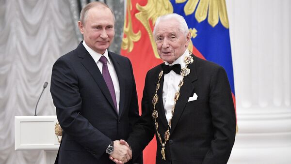 Владимир Путин и балетмейстер Юрий Григорович на церемонии вручения государственных наград. Архивное фото Владимир Путин и балетмейстер Юрий Григорович на церемонии вручения государственных наград. Архивное фото