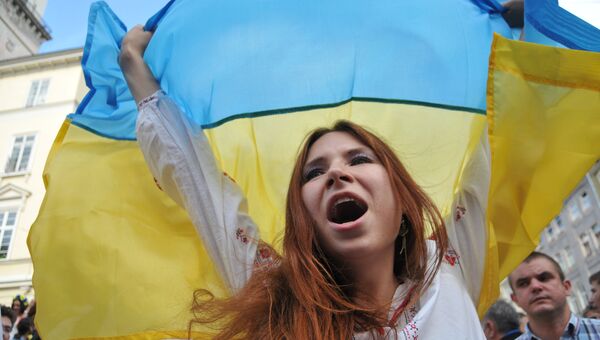 Девушка в вышиванке с флагом Украины Девушка в вышиванке с флагом Украины