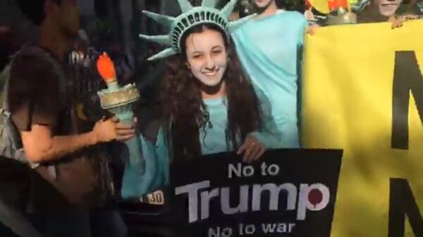 В карнавальных костюмах и с петардами - марш противников Трампа в Брюсселе В карнавальных костюмах и с петардами - марш противников Трампа в Брюсселе