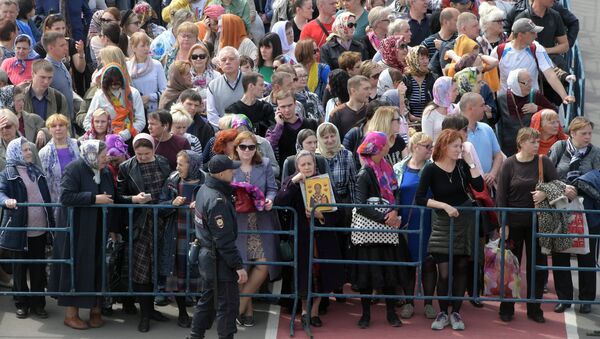 Очередь паломников к мощам Николая Чудотворца Очередь паломников к мощам Николая Чудотворца