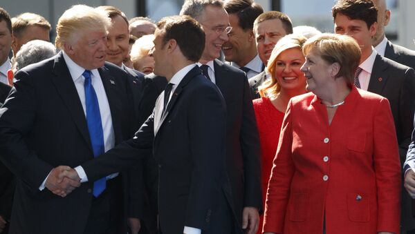 Канцлер ФРГ Ангела Меркель, президент США Дональд Трамп и президент Франции Эммануэль Макрон на встрече в Брюсселе Канцлер ФРГ Ангела Меркель, президент США Дональд Трамп и президент Франции Эммануэль Макрон на встрече в Брюсселе