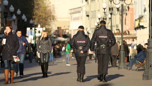 Сотрудники полиции на улице Арбат в Москве. Архивное фото Сотрудники полиции на улице Арбат в Москве. Архивное фото