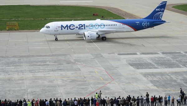 Новый российский пассажирский самолет МС-21 после своего первого полета Новый российский пассажирский самолет МС-21 после своего первого полета