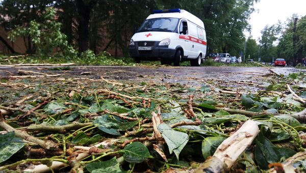 Автомобиль скорой помощи на одной из улиц Москвы Автомобиль скорой помощи на одной из улиц Москвы