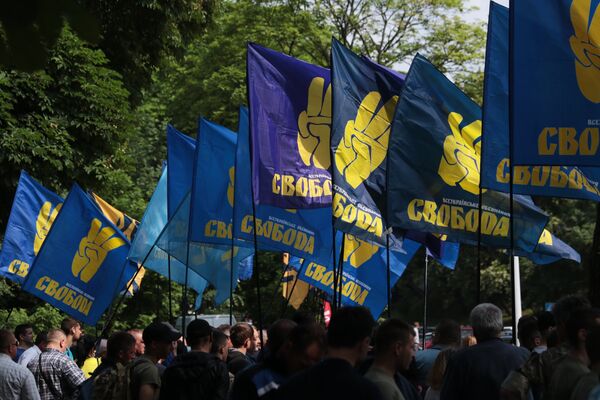 Сторонники всеукраинского объединения Свобода на митинге националистов во Львове Сторонники всеукраинского объединения Свобода на митинге националистов во Львове
