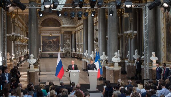 Президент РФ Владимир Путин и президент Франции Эммануэль Макрон во время совместной пресс-конференции по итогам российско-французских переговоров в Версальском дворце. 29 мая 2017 Президент РФ Владимир Путин и президент Франции Эммануэль Макрон во время совместной пресс-конференции по итогам российско-французских переговоров в Версальском дворце. 29 мая 2017