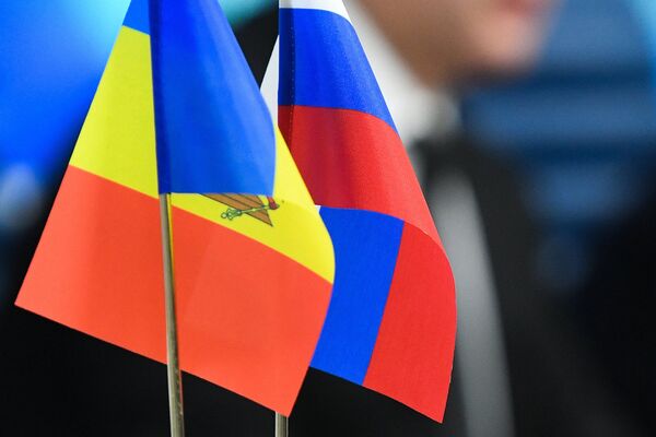 Флаги Молдавии и России на пресс-конференции Игоря Додона Флаги Молдавии и России на пресс-конференции Игоря Додона