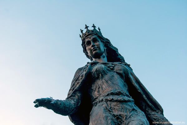 Памятник Анне Ярославне в Сенлисе, Франция Памятник Анне Ярославне в Сенлисе, Франция