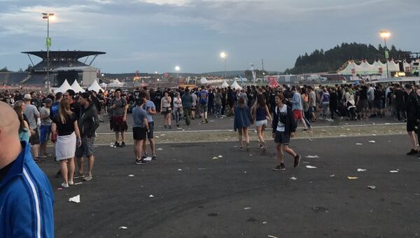 Эвакуация посетителей рок-фестиваля Rock am Ring Эвакуация посетителей рок-фестиваля Rock am Ring
