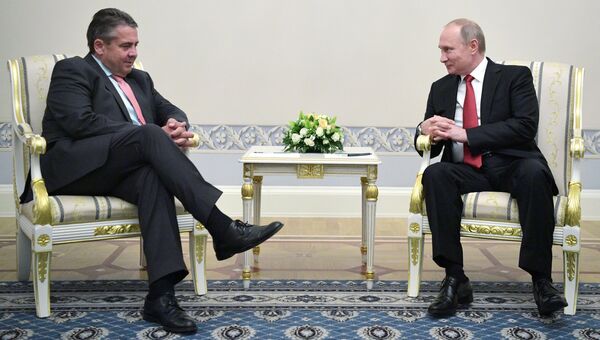 Президент РФ Владимир Путин и глава МИД Германии Зигмар Габриэль во время встречи в рамках ПМЭФ. 2 июня 2017 Президент РФ Владимир Путин и глава МИД Германии Зигмар Габриэль во время встречи в рамках ПМЭФ. 2 июня 2017