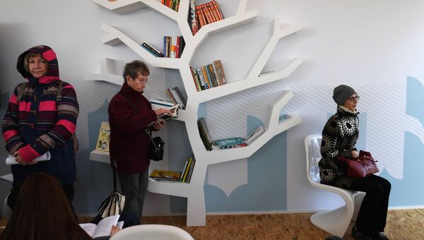 Посетители на книжном фестивале Красная площадь в Москве Посетители на книжном фестивале Красная площадь в Москве