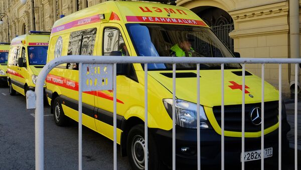 Автомобиль скорой помощи на улице Москвы. Архивное фото Автомобиль скорой помощи на улице Москвы. Архивное фото