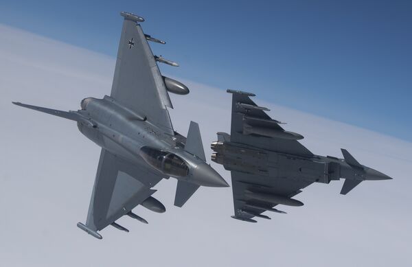 Немецкий истребитель Eurofighter Typhoon во время учений ВВС НАТО в воздушном пространстве Литвы Немецкий истребитель Eurofighter Typhoon во время учений ВВС НАТО в воздушном пространстве Литвы